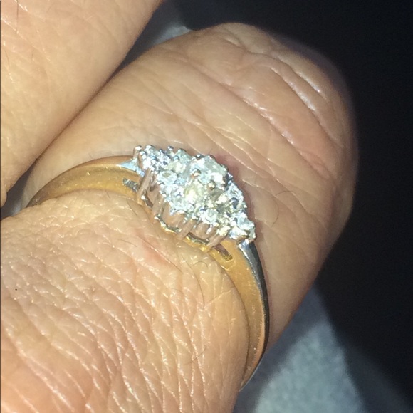 10k gold diamond ring. - Picture 11 of 16